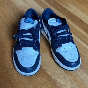 Nike Men's Jordan Low Navy and White Sneakers - LIKE NEW 8.5 M
